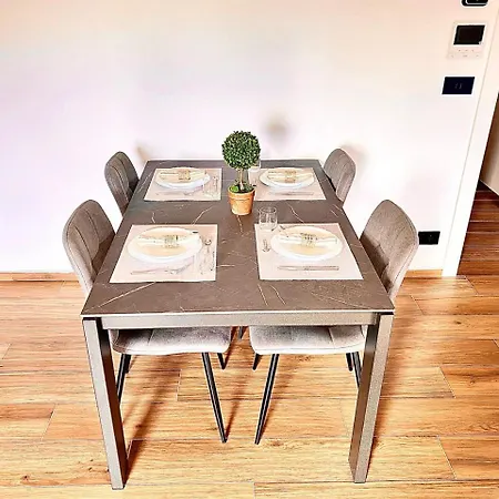 Moderno Con Giardino Apartman *