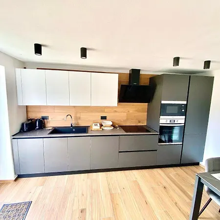 Moderno Con Giardino 아파트