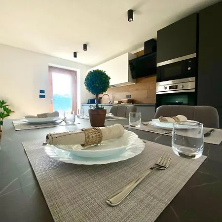 Moderno Con Giardino Apartman *